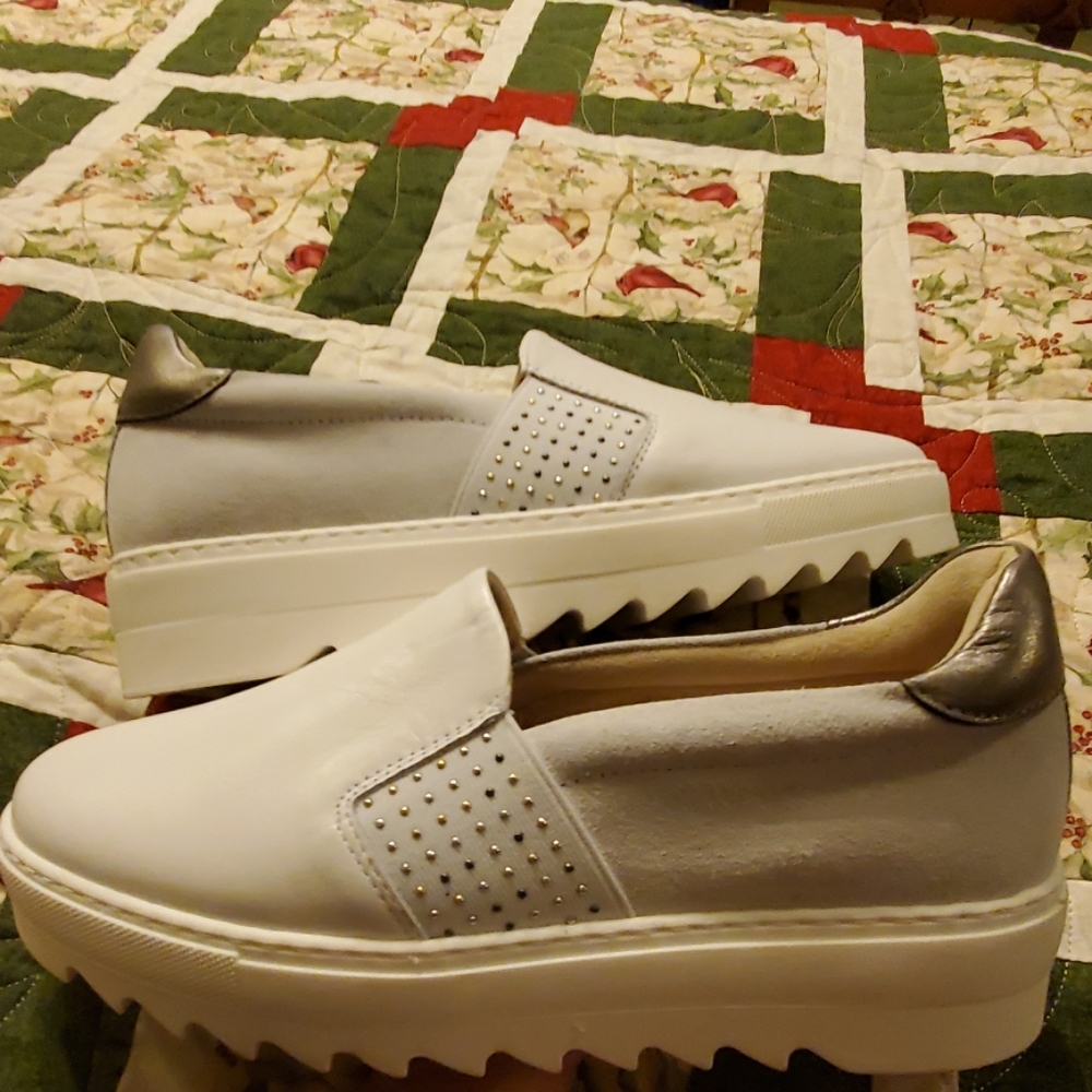 SHOES - Picture 4 of 7